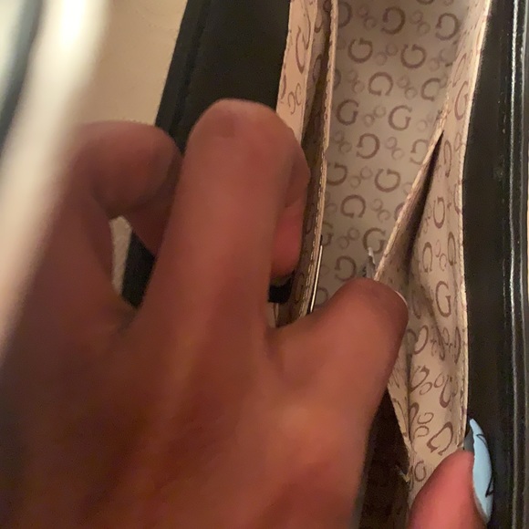 AUTHENTIC guess bag - Picture 6 of 8